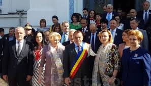 Roman are 75 ani, isărescu 71 ani, dăncilă doar 57. Update Imagini Incredibile Cu Defilarea Copiilor De GrÄƒdiniÅ£Äƒ In FaÅ£a Premierului Viorica DÄƒncilÄƒ La Pitesti SituaÅ£ie SimilarÄƒ In 2009 Cu Emil Boc Si Mircea GeoanÄƒ