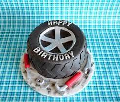 Autoreifen by herrzudemkuchen from desktop or your mobile device. Was Fur Eine Torte Schenkt Man Einem Automechaniker Zum Geburtstag Die Frau Des Geburtstagskindes Hatte Da An Kuchen Fur Manner Reifenkuchen Kuchen Geburtstag