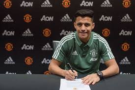 Fotográfos, cámaras, reporteros, todos esperando la llegada del jugador procedente del fútbol club barcelona. Alexis Sanchez Cumple Su Sueno Y Se Convierte En Un Diablo Rojo La Voz Del Norte