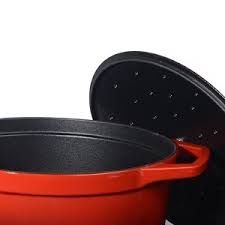 Cocotte en fonte émaillée ovale, extérieur rouge, intérieur beige. Cocottes En Fonte Guides D Achat Et Comparatif Des Meilleures De 2021