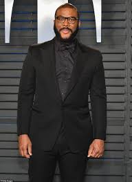 Tyler perry will give out 5,000 thanksgiving meals sunday at his atlanta movie studio. Tyler Perry Causes Chaos As People Wait 16 Hours For One Of 5 000 Free Thanksgiving Turkeys News Chant Usa
