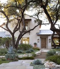 Rustic Meets Modern Texas Home Slideshow Glitter Inc Farmhouse Landscaping House Exterior Farmhouse Exterior