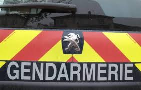 Une voiture percute un poids lourd. Maine Et Loire Une Vaste Escroquerie A La Voiture D Occasion Dans L Ouest