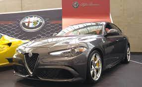 In der folgezeit wurden zweigwerke in mehreren städten italiens eröffnet und das automobilunternehmen alfa romeo entwickelte sich . 2017 Alfa Romeo Giulia Pictures Cargurus