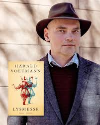 Sommeren 1944. Den ungarske læge Samuel Schumann bliver som så mange andre  jøder interneret i en kz-lejr. Men han er ikke bare én fange blandt  tusinde. Tværtimod har lejrens doktor et helt