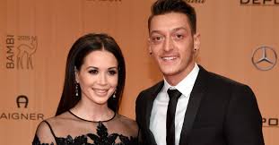 Sie habe gewusst, dass nur sie selbst sich mittlerweile lebt mandy capristo laut eigener aussage ein glückliches leben in italien auf dem land. Das Sagt Mandy Capristo Zur Hochzeit Von Ex Mesut Ozil Bigfm
