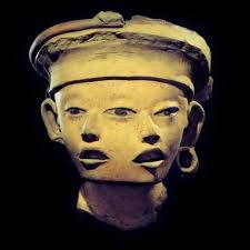 What is the meaning behind the ambiguous stance and mirror covering the  foot in the Aztec god Tezcatlipoca's artwork?