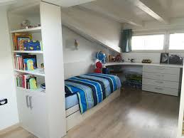 Interamente rivestito in similpelle con testiera imbottita. Cameretta In Sottotetto Con Scrivania Sotto Finestra Letti Singoli A Contenitore Armadi Guardaroba A Arredamento Camere Mansardate Camere Da Letto Piccolissime