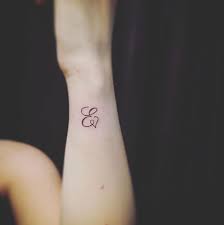 Photo discret tattoo feminin fleur de lotus mandala. Petit Tatouage Ces Mini Tatouages Discrets Qui Font De L Effet