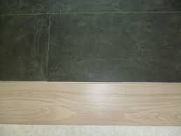 photo baguette inox de finition entre le parquet de la m carrelage deco sol carrelage parquet