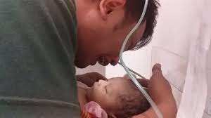 Intinya, tidak ada hadits shahih yang mendukung tuntunan adzan di telinga bayi. (fatwa syaikh abdul aziz ath thorifi di website resmi beliau). Viral Video Seorang Ayah Kumandangkan Azan Di Telinga Bayinya Yang Terbujur Kaku Sedih Bikin Nangis Serambi Indonesia