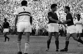 موسم 1961/1962 هذه الصورة كانت في مباراة الأهلي والزمالك قبل المباراة كان  هناك. خلافات قوية بين العظيم صالح سليم والنجم المتوهج وقتها الجوهري وكانت  مصر كلها متأكده من فوز الزمالك بعد دقائق