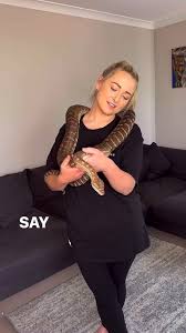 Son python attaque le pénis de son ami