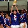 زين الدين زيدان منتخب فرنسا بطل كأس العالم 1998. 1