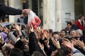 Image result for ψαχνουν στα σκουπιδια για φαγητό