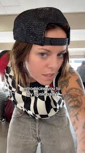 hahahahah with the help of strangers passing by apparently stream lauren  sanderson