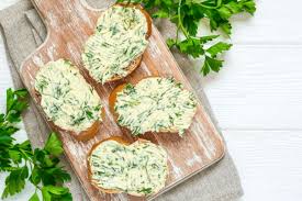 Die butter muss dafür wirklich weich sein, also rechtzeitig vorher aus dem kühlschrank nehmen! Knoblauchbutter Rezept Leckere Knoblauchbutter Mit Krautern