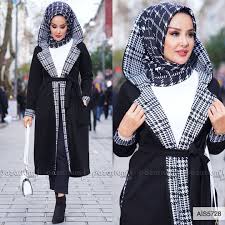 Belden Kusakli Model Olan Siyah Renkli Kap Yeni Sezon Modelleri Arasinda Yer Almaktadir Esnek Kumas Yapisina Sahip Olan Kap Kapusonlu Moda Stilleri Moda Triko