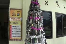Pohon natal sederhana pun dapat terbentuk dari ke kreatifan anda dirumah atau dikamar. Unik Pohon Natal