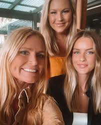 The new year is bringing a lot of changes to Beauty and The Fox, and one of  the bittersweet ones is that the lovely Holly is moving on. I'll never  forget six