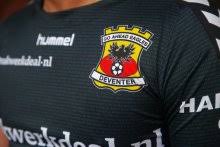 Het nieuwe uittenue van go ahead eagles wordt natuurlijk weer ontworpen door hummel. Nieuw Uitshirt Go Ahead Eagles Is Eerbetoon Aan 6 000 Trouwste Fans Rtl Nieuws