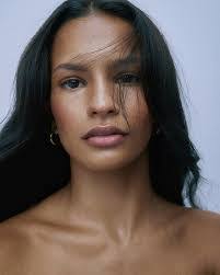 Jessica Binns's Instagram, Twitter & Facebook