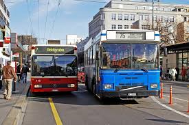 The type and number of transport: Vb Der Rote Mercedesbus Der Linie 7 Wurde Soeben Vom Blauen Mini Volvo Eines Privaten Unternehmers Der Die Linie 75 Bedient Uberholt Bus Bild De
