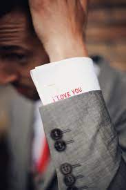 manchet met i love you en let ook op de manchetknoop fotocredits 2rings bruiloft bruidegom pak bruiloft thema