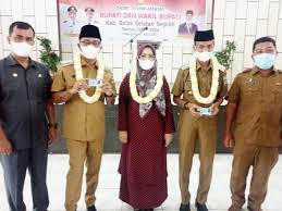 Bupati pasbar jenguk korban kecelakaan bus di rsud lubuk sikaping. Jabatan Bupati Dan Wakil Bupati Solok Selatan Diserahterimakan