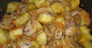 1 kg cartofi, 400 gr ciuperci, 1 ardei gras, 150 ml bulion, 2 ceapă mare, 1/2 țelină mică, 1/2 păstârnac, 1 morcov, 5 linguri ulei, sare şi piper după gust. Cartofi InÄƒbuÈ™iÈ›i Cu Ciuperci Bucatarul