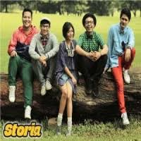 Hulur tanganmu kasih sambut cintaku jangan tinggalkan daku seorang diri tak sanggup lagi dilukai oh. Lirik Lagu Storia Kaulah Segalanya