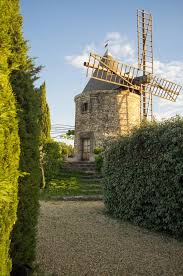 Un Moulin A Vent De Provence Moulin A Vent Le Moulin Provence