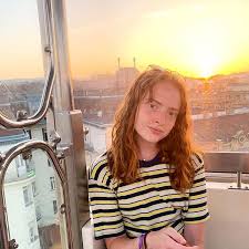 A Touristy Tourist On A Touristy Tourist Ferris Wheel Riverdale Camila Personagens