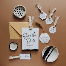 Senfgelb Schwarz Weiss Gedeckte Erdtone Und Altrosa Eine Traumhafte Farbkombination Fur Eine Moderne Hoch Hochzeitseinladung Senfgelb Hochzeit Einladungen
