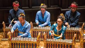 Sitar adalah alat musik yang dimainkan dengan cara dipetik pada bagian dawai yang terbentang di tubuh alat musik. 13 Alat Musik Gamelan Beserta Sejarah Dan Penjelasan Guratgarut