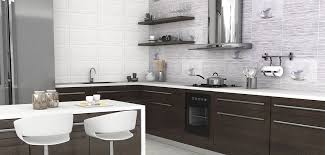 Donde se ubica el espejo se le ha aplicado cerámica con diseño textil que junto con algunas paredes en colores derivados del marrón le dan un. Ceramica Para Cocinas Ceramica Italia Cocinas Enchapadas Ceramicas Para Cocinas Modernas Paredes De Cocina
