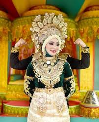 Ada dua jenis pakaian adat kalimantan barat, yaitu king baba (pakaian pria) dan king bibinge (pakaian wanita). Pakaian Adat Aceh Modern Pria Dan Wanita