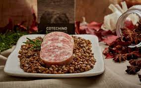 Nel frattempo mettere a bollire un'altra pentola di acqua, sempre con due foglie di alloro dentro e passata l'ora prelevare il cotechino dalla prima pentola e trasferirlo nella pentola con l'acqua pulita e che bolle. Cotechino Precotto Cottura Come Cucinare Il Cotechino Precotto
