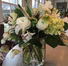 Winter Whites From Bridgehampton Florist Flower Vase Arrangements Beautiful Flowers Flower Arrangements Simple