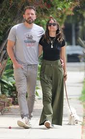Instead, ben affleck seems to have become an accidental dunkin' influencer, lighting up the internet. Ana De Armas And Ben Affleck Out On A Stroll In Venice Beach 06 22 2020 Celebmafia