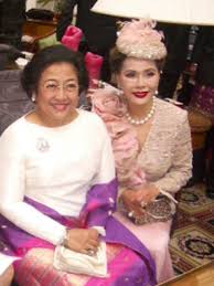 Mantan geisha yang kemudian menyandang indonesian first lady. Keluarga Presiden Situs Web Kepustakaan Presiden Presiden Republik Indonesia