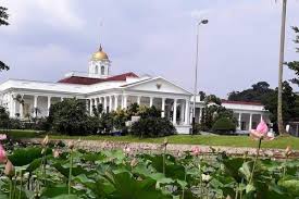 Semula yang merupakan rumah peristirahatan, berubah menjadi bangunan istana paladian dengan luas halamannya 28,4 hektare dan luas bangunan 14.892 meter. Istana Bogor Harga Tiket Masuk Spot Foto Terbaru 2021