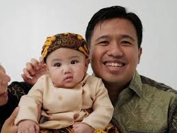 7 Potret Elio Anak Joshua Suherman dan Clairine Clay, Pose Gemas Memakai  Blangkon