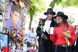 Es war befremdlich mit anzusehen, wie die kleine paris vor das mikro gezerrt wurde, um zu sagen, wie toll ihr vater gewesen sei und wie. Gedenken An Michael Jackson In Munchen