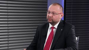Dubna 2021 na zasedání rady čt obvinila lipovská nepřítomného petra dvořáka ze střetu zájmů, ke kterému podle ní mělo dojít, když si čt objednala it školení u firmy gopas, kde je petr dvořák spoluvlastníkem. Dvorak Zrejme Vydrzi V Cele Ct Lipovska Zustava Osamocena Seznam Zpravy