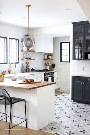 25 Cuisines Sans Meuble Haut Pour S Inspirer Cuisines Design Cuisine Moderne Cuisine Blanche Et Bois