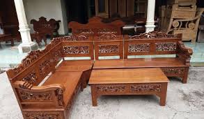 Mengukir berarti ragam hias dibuat dengan cara permukaan kayu dipahat dan dibentuk seperti relief. Ragam Hias Pada Kayu