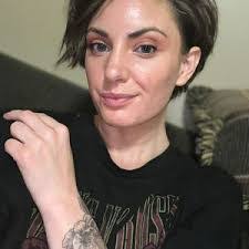 Kelly Slade's Instagram, Twitter & Facebook