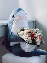 Pin Ot Polzovatelya Mal Na Doske Ikea Shark Blahaj Mem Akula Akula Hippi Oboi