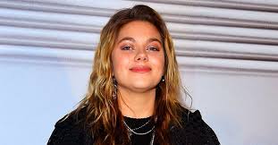 Pour les articles homonymes, voir pomme (homonymie). La Chanteuse Pomme 23 Ans Souffre D Une Maladie Auto Immune Elle Raconte Son Combat
